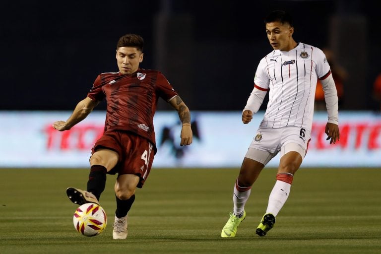 Fabricio Angeleri, defensor de River, controla con zurda. Foto: AP/Gregory Bull.