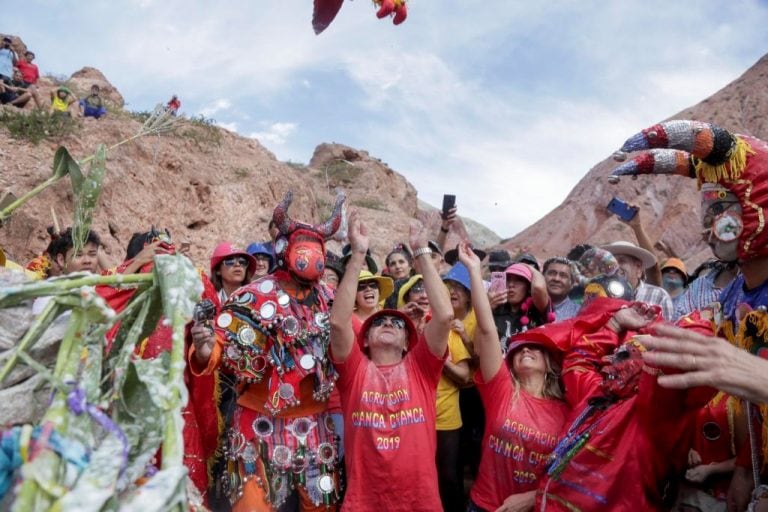 Tras agradecer a la Madre Tierra, el gobernador Morales y su esposa, junto a los miembros de la comparsa Chanca Chanca, ofrendan al cielo la alegría del festejo. Esta fiesta "es parte de la tradición y la identidad de los jujeños", remarcó el mandatario.