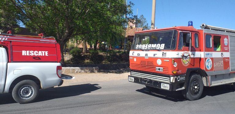 Bomberos, Policía de Córdoba, personal municipal y de Epec trabajaron en el sector del vuelco.