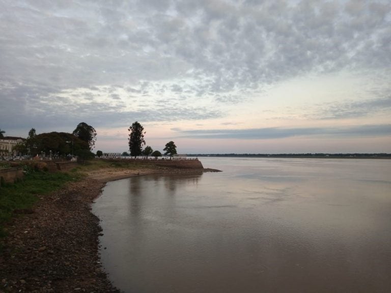 Viernes con el cielo cubierto en Corrientes.