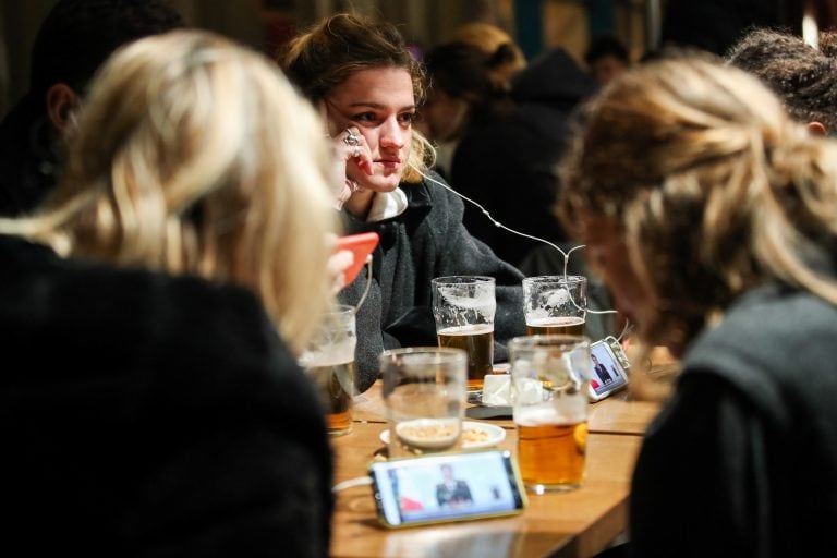 Clientes en un bar escuchan a Emmanuel Macron (Foto: EFE/EPA/MOHAMMED BADRA)