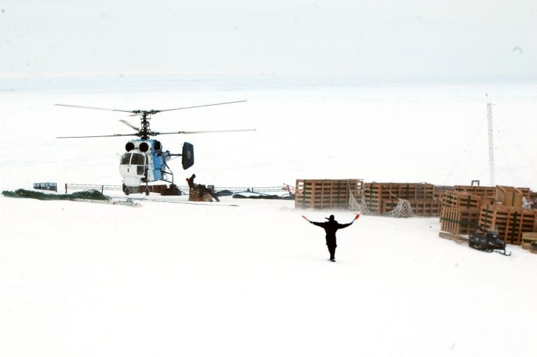 Vuelo de provisiones llegando a base Belgrano II.