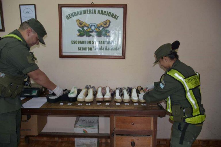 Detuvieron a dos mujeres bolivianas que transportaban cocaína en zapatos