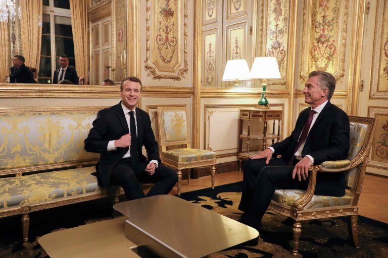 French President Emmanuel Macron speaks with his Argentine counterpart Mauricio Macri during a meeting at the Elysee Palace in Paris on January 26, 2018. / AFP PHOTO / POOL / ludovic MARIN