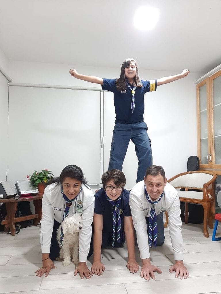 La familia de Scouts Navales reunida cumpliendo los desafíos recreativos.