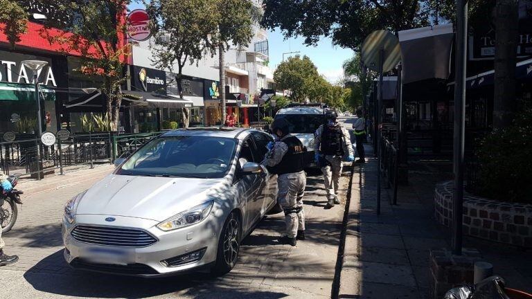 Controles de la FPA en las calles de Carlos Paz