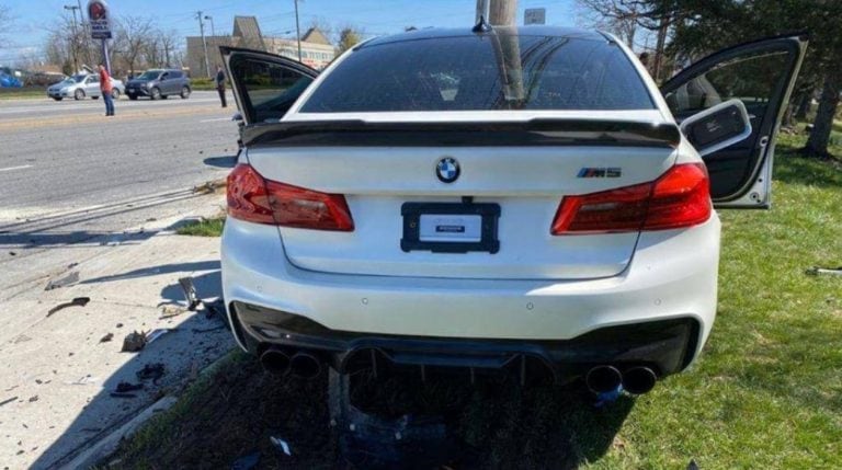 Se compró un BMW de 100 mil dólares y lo destruyó a los 11 kilómetros (Foto: Facebook Karachi Track)