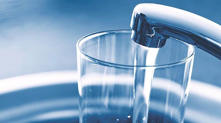 El agua posee propiedades físicas y químicas beneficiosas para el organismo, indispensables para: la digestión, absorción, distribución de nutrientes, eliminación de desechos, regulación hormonal y anímica.