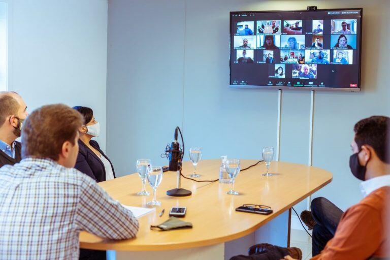 Mediante videoconferencia se reunió con referentes sindiacles para hacer el anuncio del aumento de acuerdo a las paritarias.