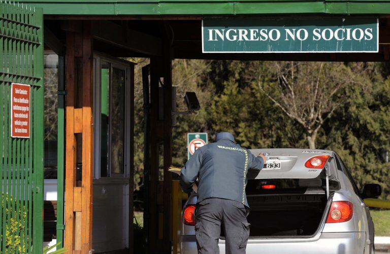 Guardia en la entrada de un country en Pilar (AFP PHOTO / DANIEL GARCIA)