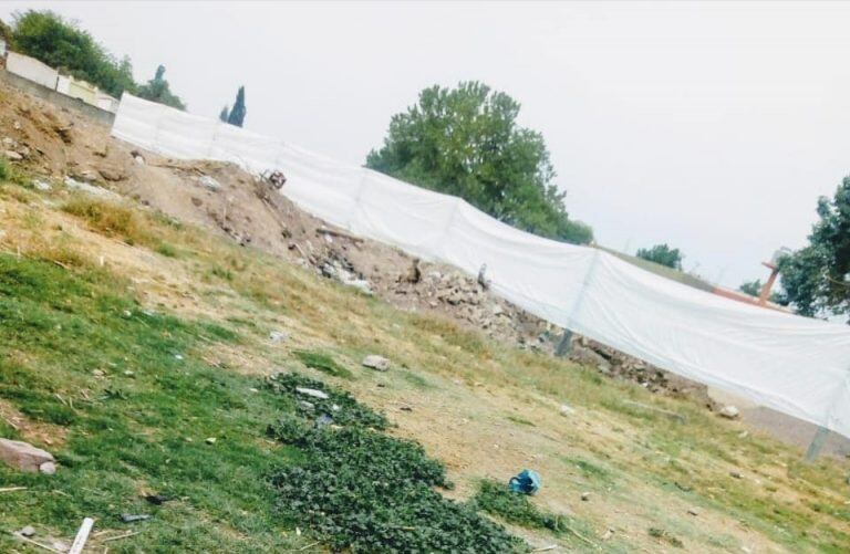 El improvisado cementerio en Cerrillos está tapado por lonas  (Facebook Mario Abalos)