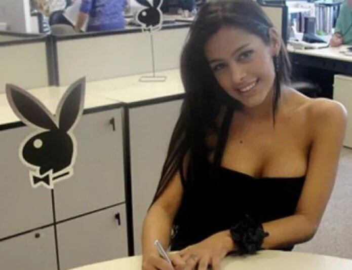 Firmando contrato para Playboy. (Web)