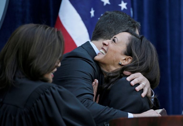 Kamala Harris se abraza a su esposo (AP)