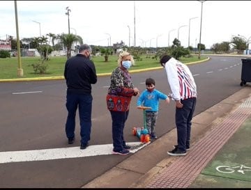 La familia unida. Ahora en este lunes 17 de Junio en la Costanera de Posadas se unieron abuelos y nietos. 
(Misiones Online)