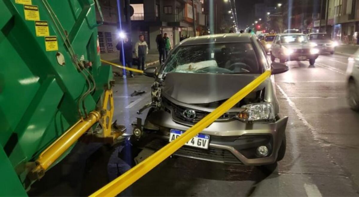 Recolector herido luego de que un auto chocara al camión en el que trabajaba