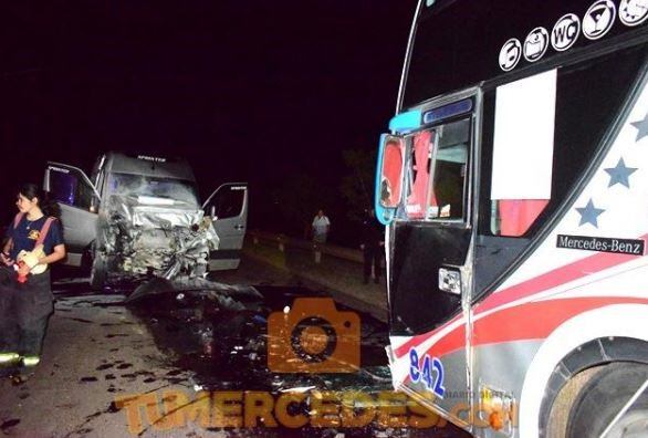 Dos muertos en un choque frontal entre una combi y un colectivo. (Foto: Tu Mercedes)