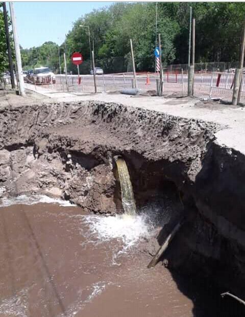 El caño roto entre Mendiolaza y Unquillo que provocó las restricciones en el servicio del agua.