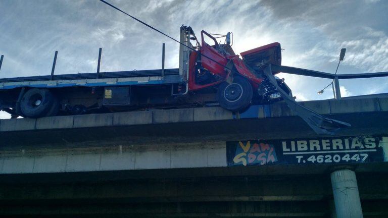 Un camión chocó en el cruce de 27 de Febrero y Avenida Circunvalación.