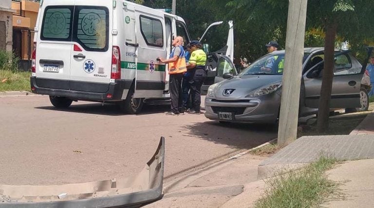 Una ambulancia asistió a la conductora del Peugeot (Vía Santa Rosa)