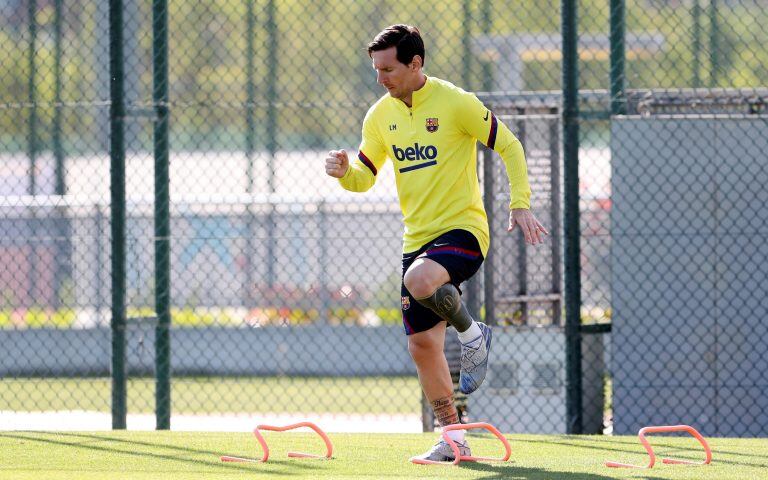 El delantero argentino del FC Barcelona, Leo Messi, en la Ciudad Deportiva Joan Gamper, durante los terceros entrenamientos individuales que la plantilla azulgrana realiza para volver a la competición, tras el confinamiento y haber dado negativo en los test de coronavirus (Foto: EFE/FC Barcelona/Miguel Ruíz)