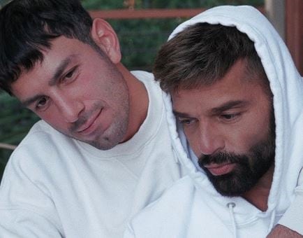 El esposo de Ricky Martin es uno de los hombres más envidiados por estar al lado del famoso cantante y la familia que formó junto a él.