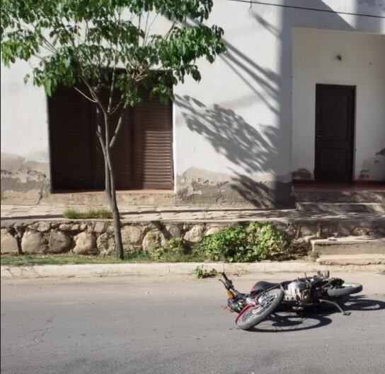 El sábado por la tarde en Malligasta José Díaz de 40 años perdio el control de su moto, cayó y murió. Iba con su mujer que está en grave estado. Su hija de recupera