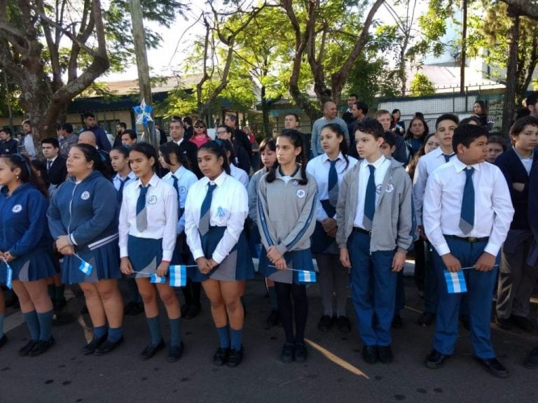 Los colegios posadeños se sumaron con sus abanderados al festejo del 25 de Mayo. (MisionesOnline)