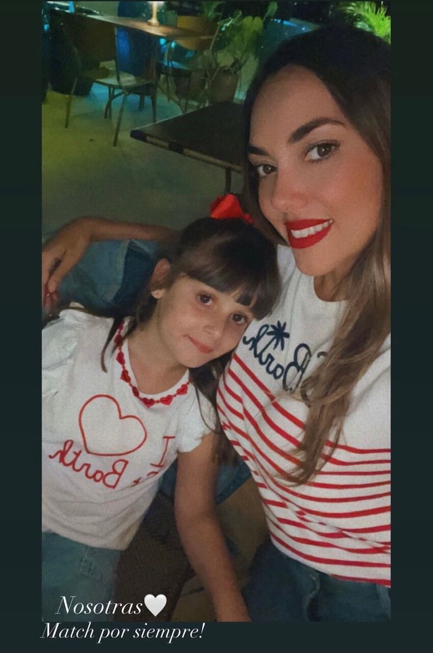 La remera estampada de "St Barth" que comparten madre e hija.