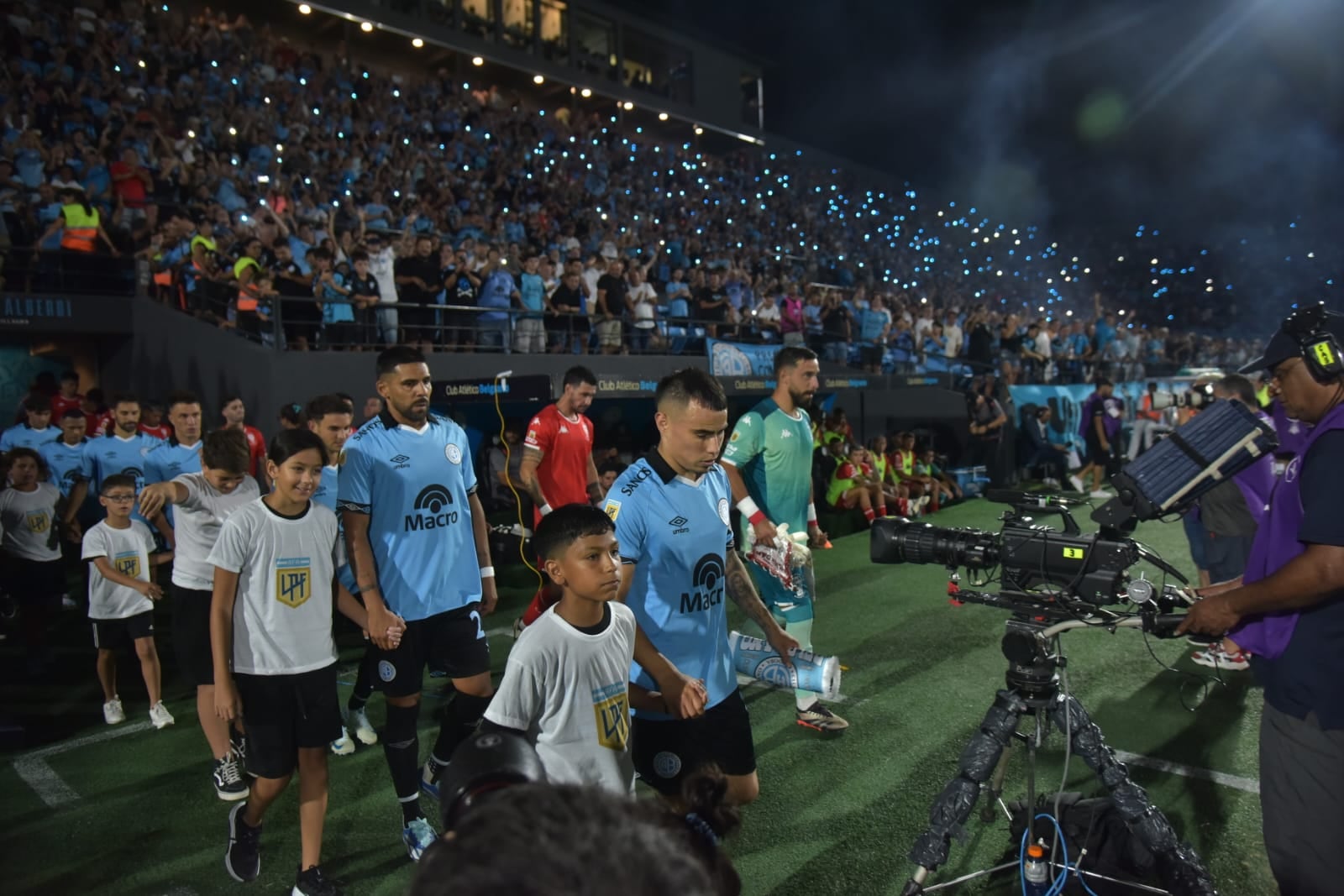 Belgrano enfrentó a Huracán por la primera fecha del Apertura de la Liga Profesional 2025. (Facundo Luque / La Voz)