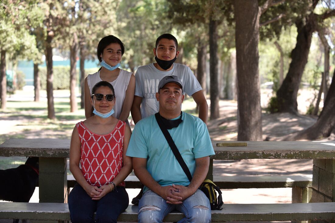 Familia venezolana que llegó en situación dramática a Córdoba y están saliendo adelante.  Elvis Rodriguez y familia. ( Ramiro Pereyra / La Voz)