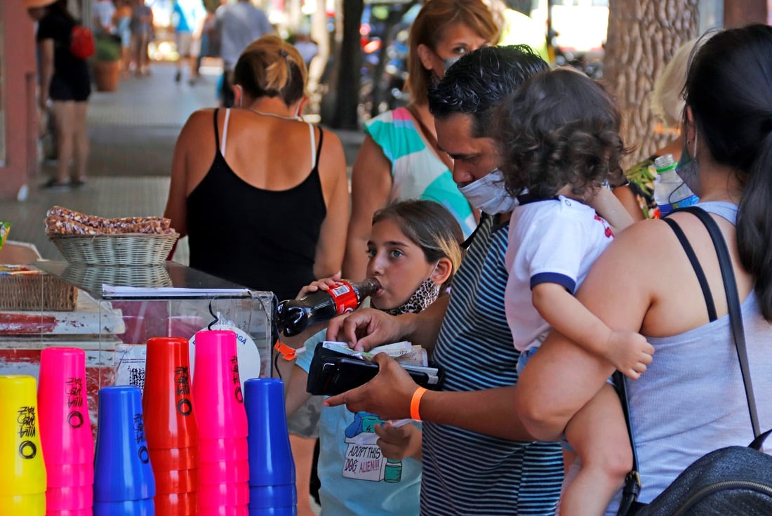  ID:6802040 Ola de Calor Carlos Paz. la gente se refresca como puede en el centro de la ciudad
yanina aguirre