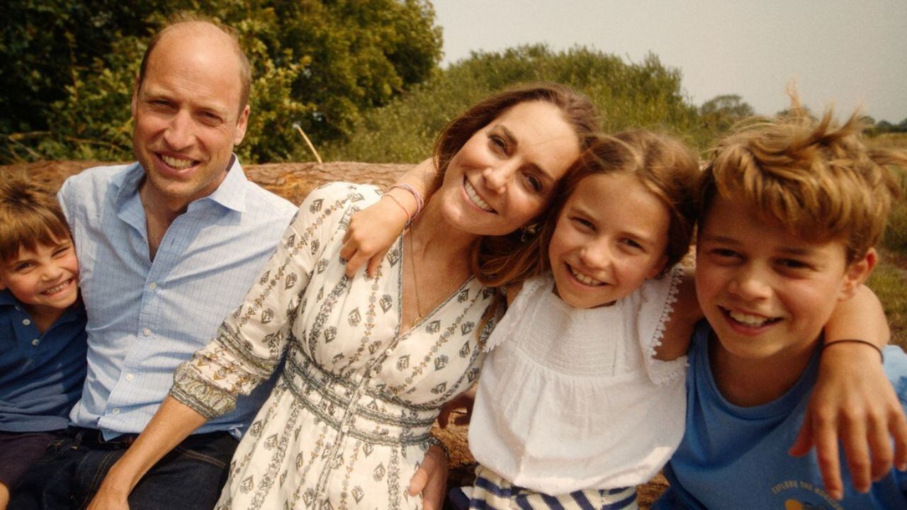 Kate Middleton junto al príncipe Guillermo de Gales y sus hijos George (extremo derecho) Charlotte (medio) y Louis (extremo izquierdo).