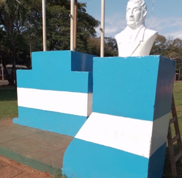 Vandalismo en la Plaza Manuel Belgrano de Puerto Iguazú.