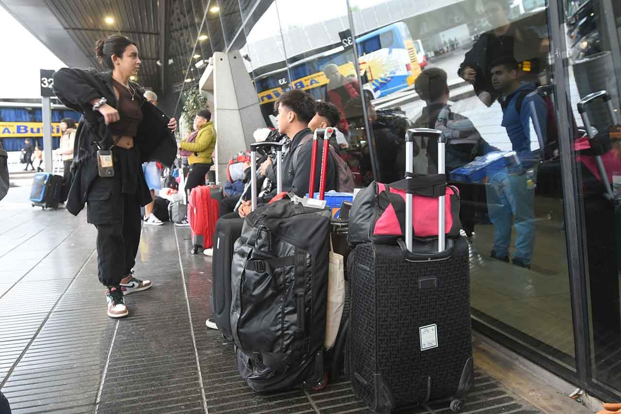 La capacidad hotelera en Mendoza con un porcentaje muy alto de ocupación por el fin de semana extra largo. 
Turistas  en la terminal de ómnibus 
 Foto: José Gutierrez / Los Andes 