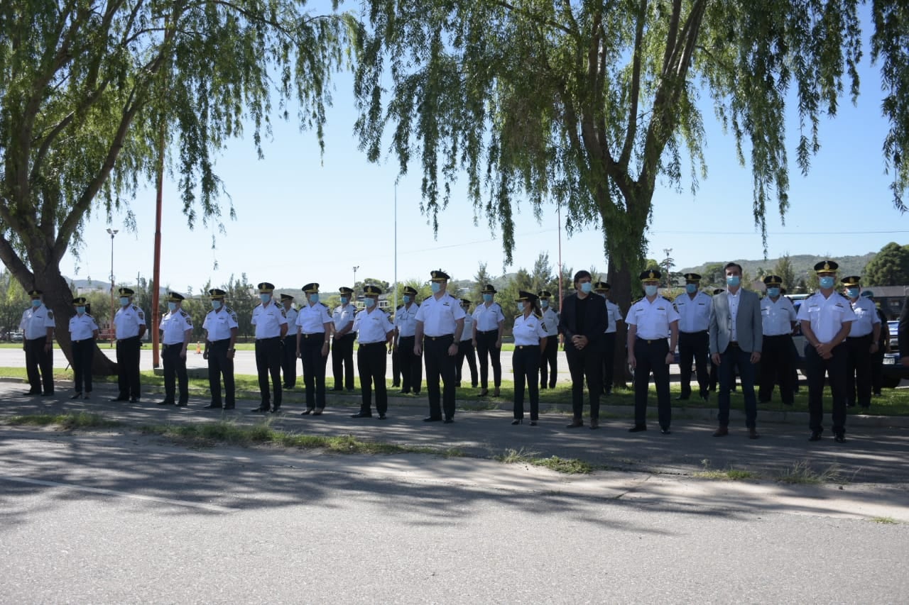 Policía Departamental Punilla despidiendo el año 2020 en la costanera de Carlos Paz.