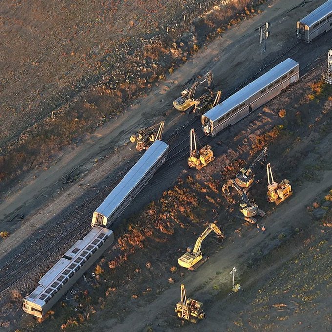 La imagen aérea de cómo quedó descarrilado el tren.