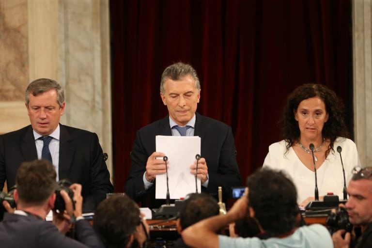 BUE17. BUENOS AIRES (ARGENTINA) 01/03/2018.- El presidente de Argentina, Mauricio Macri (c), asiste junto a la vicepresidenta Gabriela Michetti (d), hoy, 01 de marzo de 2018, a la inauguración del 136 período de sesiones ordinarias del Congreso de la Nación en Buenos Aires (ArgentinA). Macri, aseguró hoy que ve "con agrado" que el Congreso se apreste a debatir este año sobre una ley del aborto y pidió que "se escuchen todas las voces y se tomen en cuenta todas las posturas" sobre un tema que requiere de un tratamiento "maduro" y "responsable". EFE/David Fernández