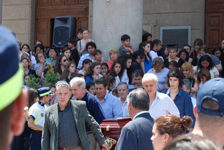 SAN LUIS, 03/11/2011,LOS FERETROS CON LAS VICTIMAS DEL ACCIDENTE EN ZANJITAS, SAN LUIS SON RETIRADAS DE LA CATEDRAL DONDE SE CELEBRO UNA MISA. FOTO:DYN/GUSTAVO SENN.