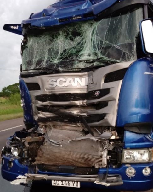 Impresionante choque entre dos camiones en Ruta 16. (Foto: Diario Chaco)