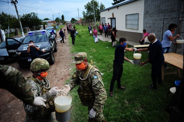 El Ejército Argentino distribuye alimentos en La Matanza.  (Clarín)