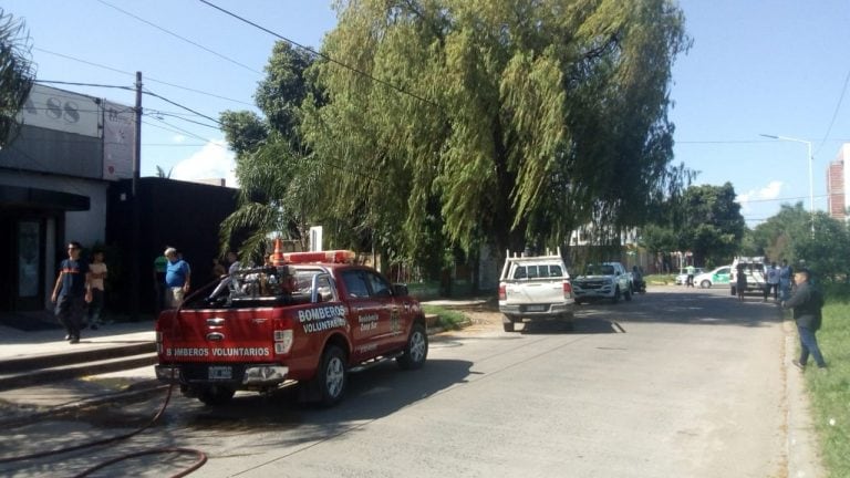 El incendio ocurrido en la tarde del lunes que consumió casi en su totalidad la sala de teatro.