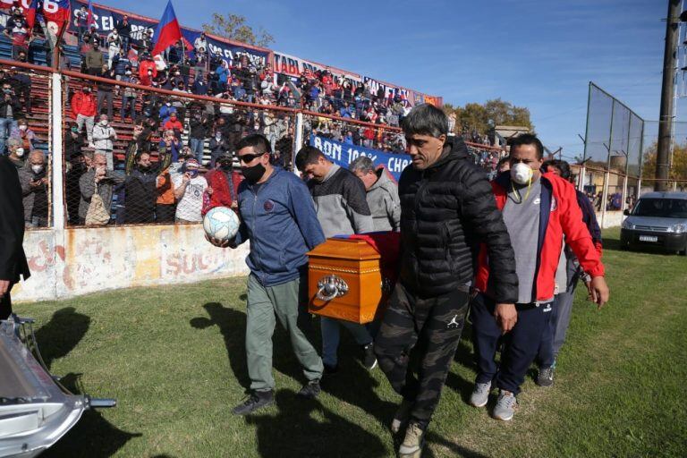 Carlovich tuvo una despedida en el Estadio Gabino Sosa luego del velatorio.