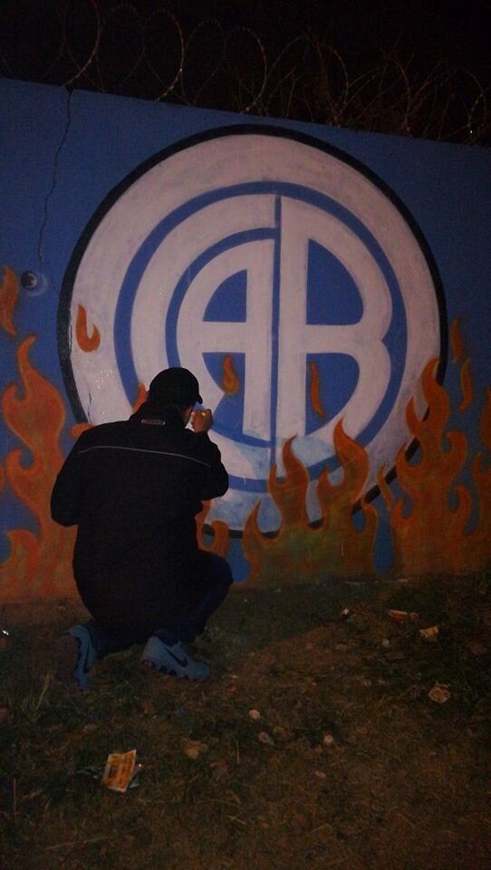 Hinchas de Belgrano pintaron el muro de la casa de Rodrigo en Argüello.