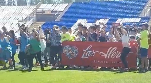 Todo explotó en el centro del campo de juego donde, jugadores, profesores y autoridades se pusieron a bailar.