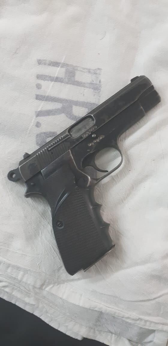 La policía informó que Martín C. tenía una pistola calibre 9 milímetros en su poder. (@minsegsf)