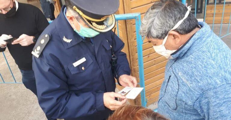 Los policías controlando la terminación de DNI.