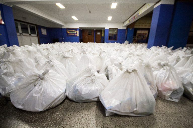 Entrega de modulos alimentarios en la provincia de Tierra del Fuego.