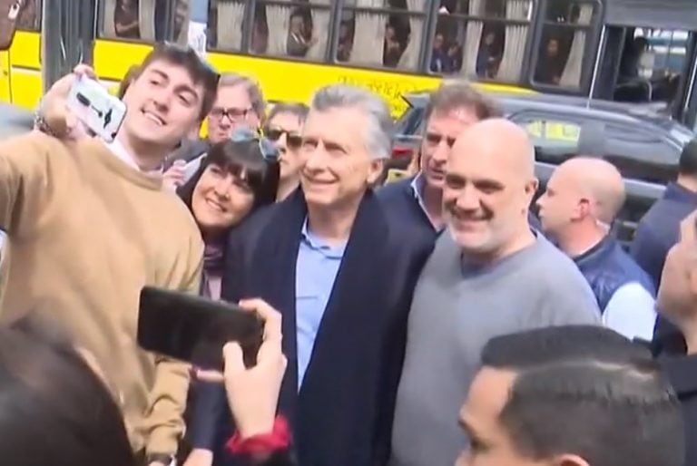 El presidente Mauricio Macri con vecinos de Fisherton, Rosario. (Captura de pantalla)