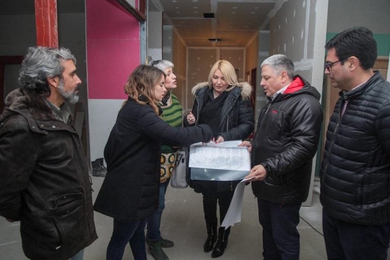 Bertone recorre la obra de la Escuela Especial N°4 de Tolhuin