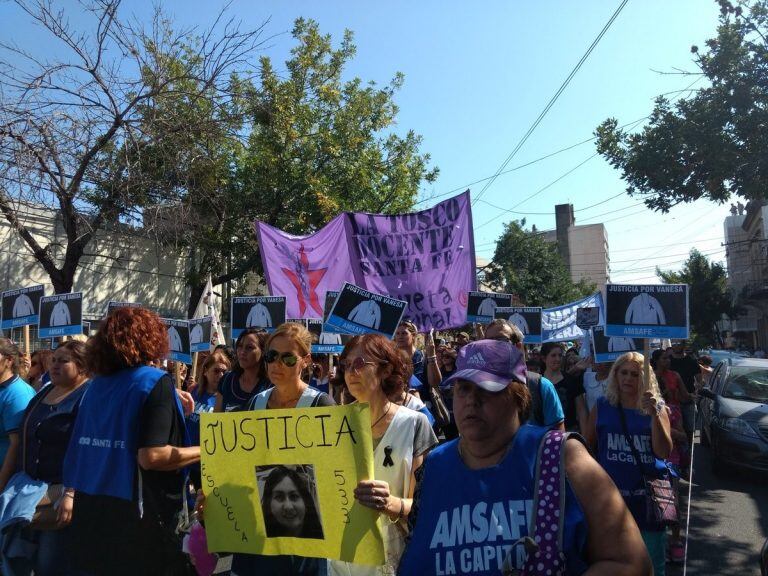 Multitudinaria marcha de trabajadores hacia la Casa Gris